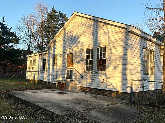 4th image of 400 Lakeside St