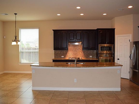 Amazing Kitchen, granite counter tops ideal for gatherings!!