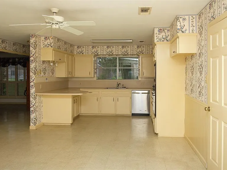 9231 Kostelnik St — Photo 17