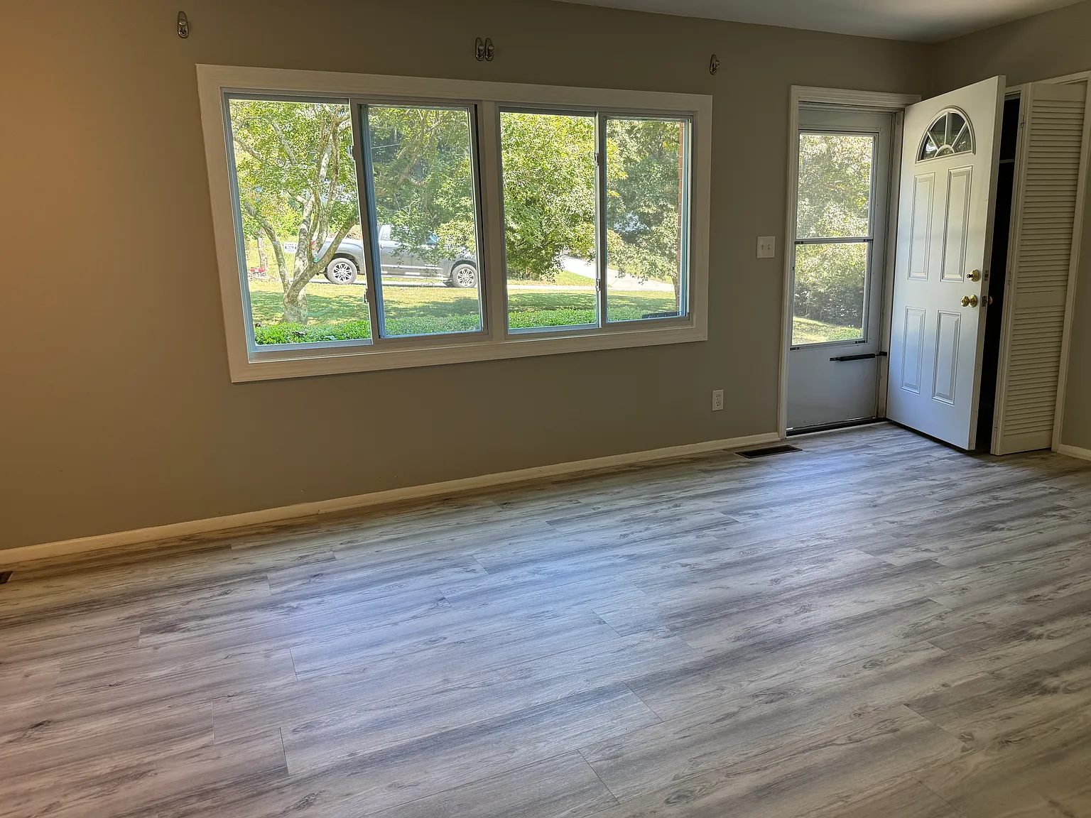 3063 Anthony Dr — Photo 2