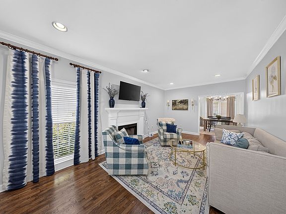 3rd image of 121 Fair Oaks Ct