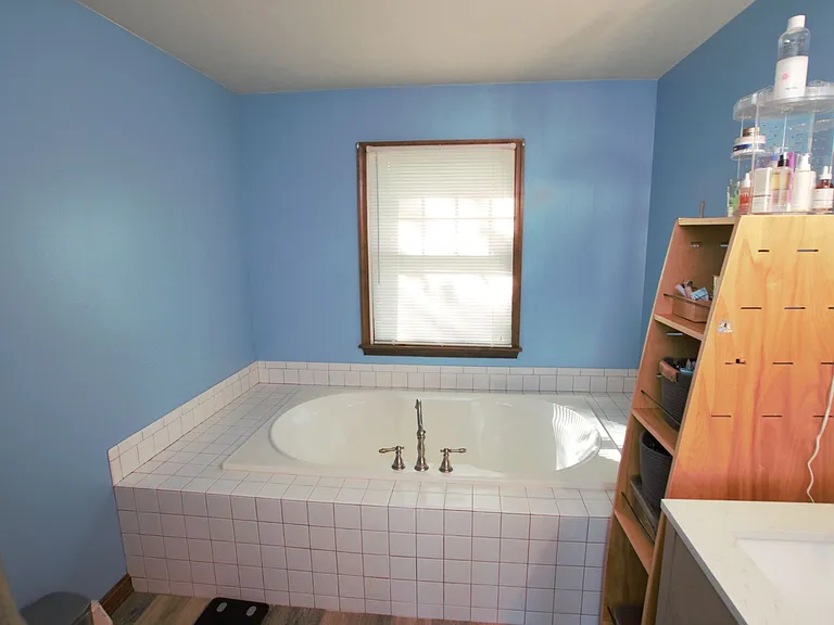 98 Thorndale Cir — Photo 43