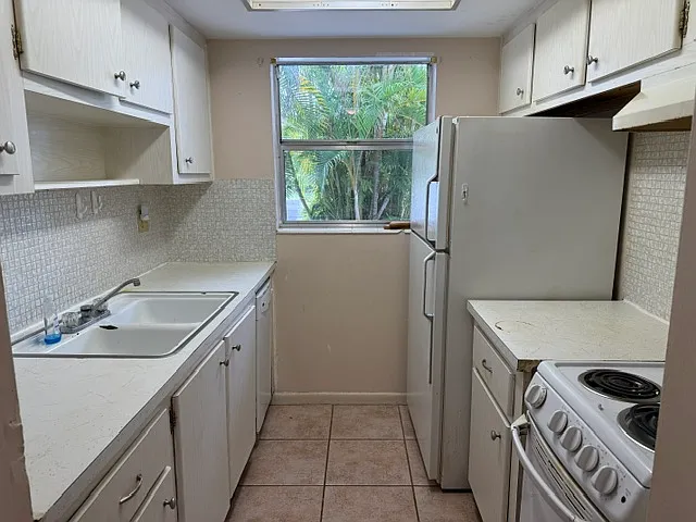 316 SE 1st St #3 — Photo 3