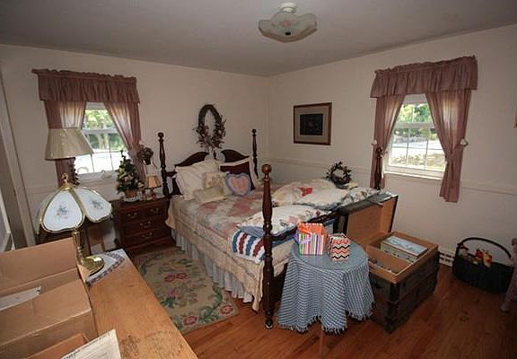 2nd image of 164 W Bacon St