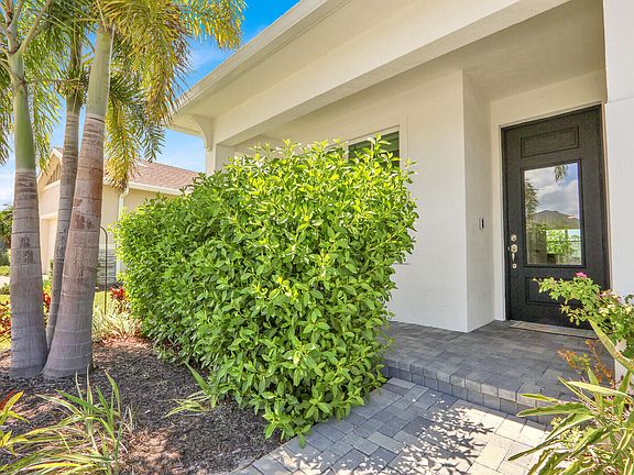 3rd image of 977 SE CROSSWOOD Way