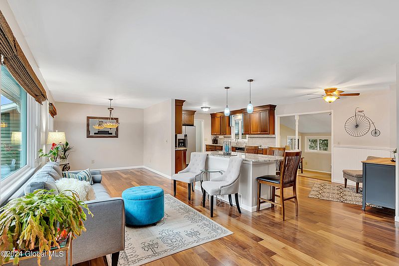 3rd image of 10 Danielwood Dr