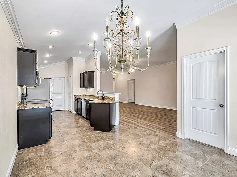 608 Memorial Ct — Photo 13