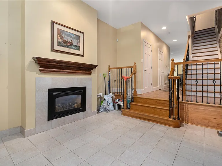 115 E Cross St — Photo 2