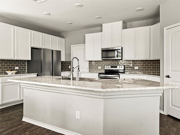 4th image of 214 Saranac Dr