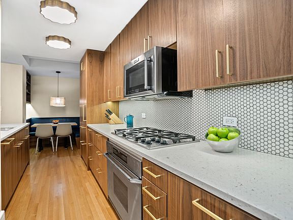 4th image of 27 W 72nd St #305
