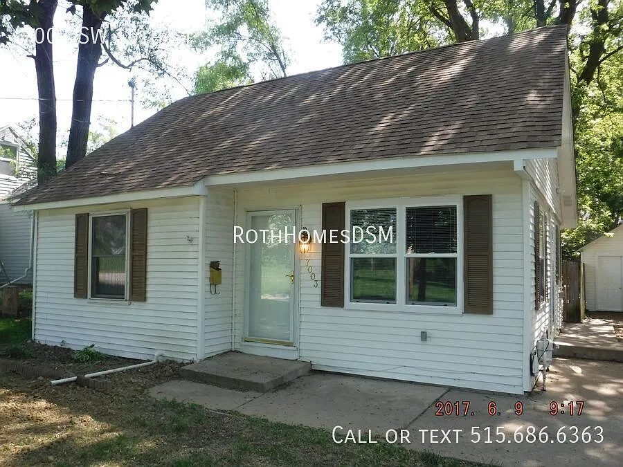 3 Bedroom 1 Bath Home With 1 Car Detached Garage — Photo 2