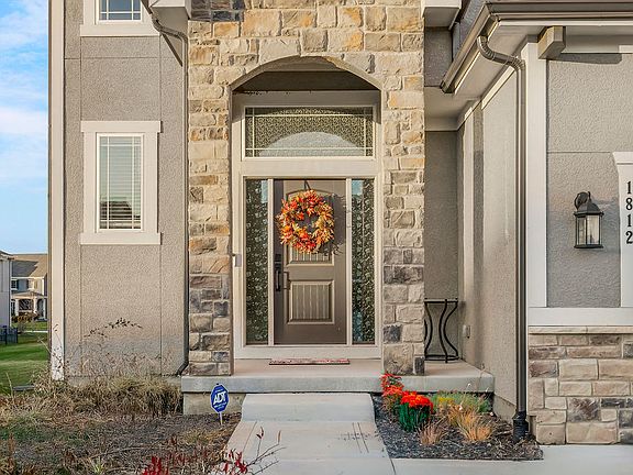 2nd image of 1812 NE Ravenwood Dr