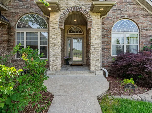 1913 Surrey Ct, Columbia, MO 65203