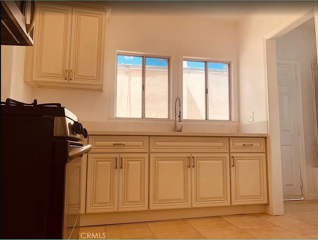 3 bed, 1200 sqft, $2,450 — Photo 3