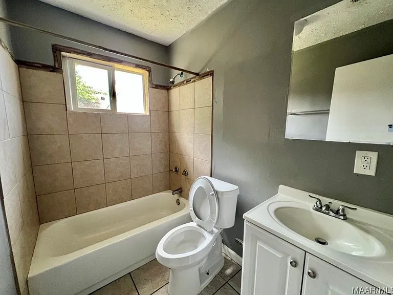 429 Edward St — Photo 6