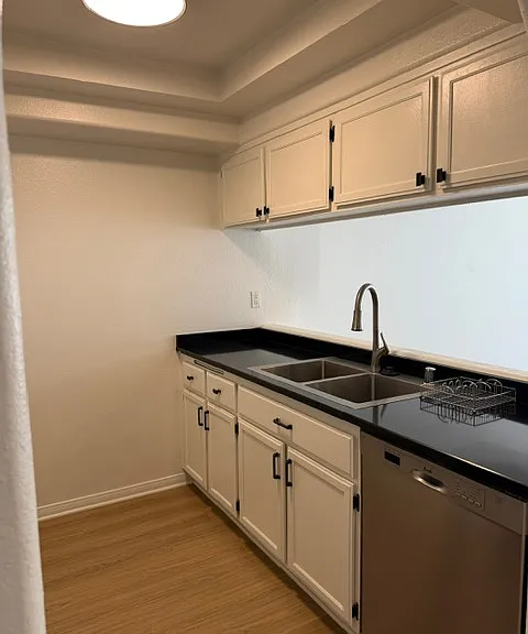 Canoga Luxury Apartments — Photo 16