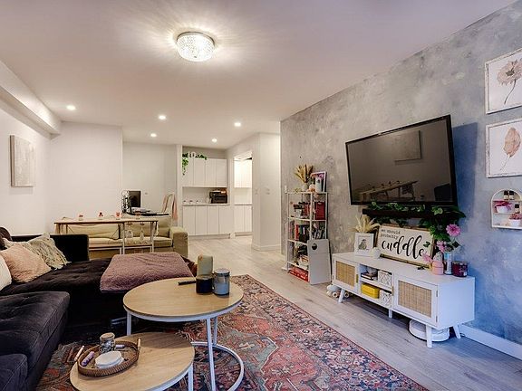 5th image of 1544 Fir St #105