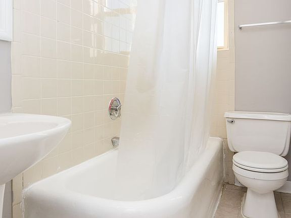 4th image of 7147 S Jeffery Blvd #405