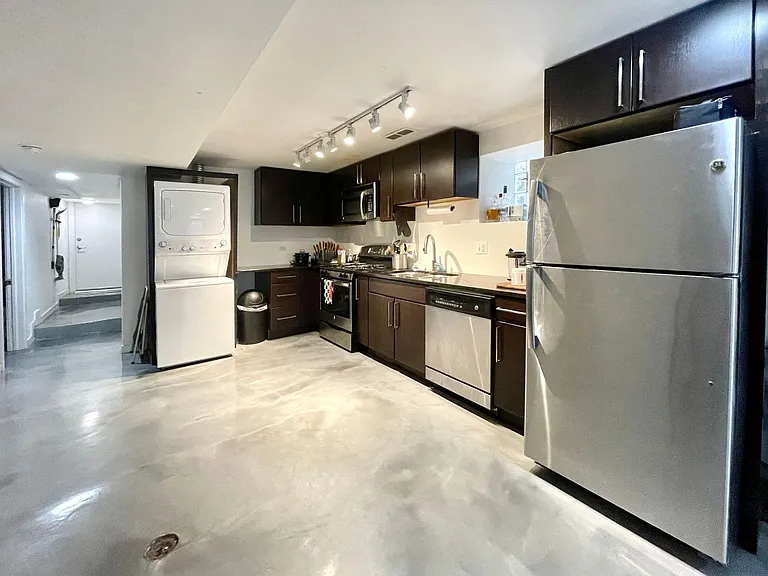 2039 W Erie St #G — Photo 8