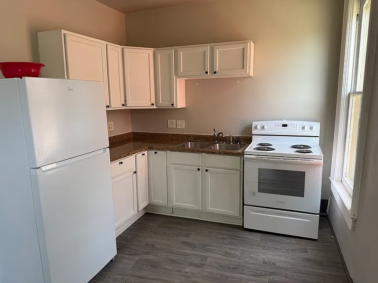 306 W Locust St #3 — Photo 5