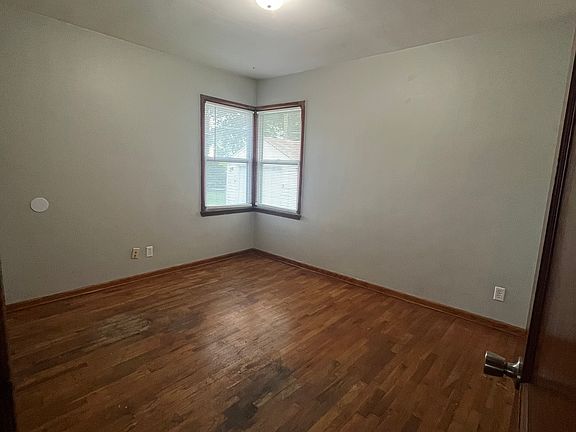 5th image of 726 Yale St