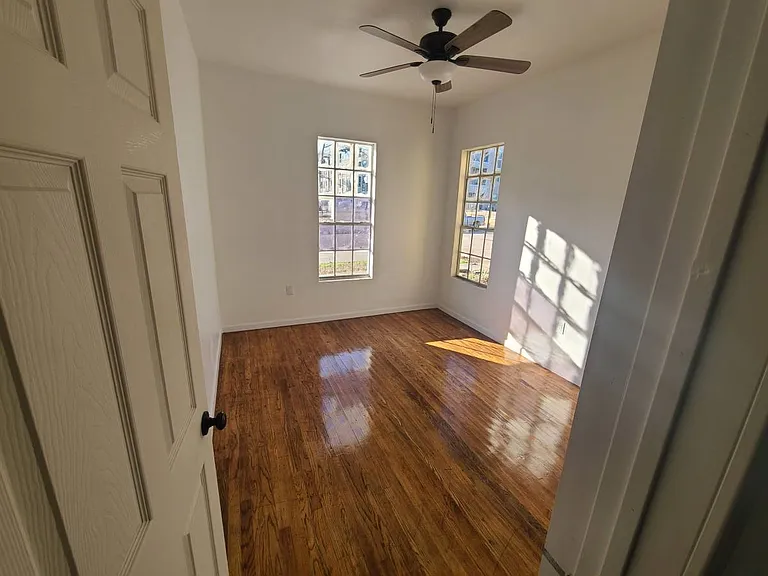 449 W Pembroke Ave — Photo 4