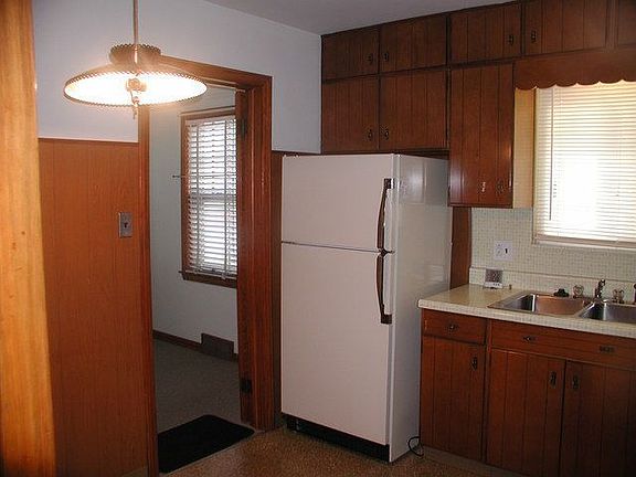 2nd image of 1070 Moran Ave