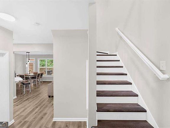 5th image of 121 Creighton Ln