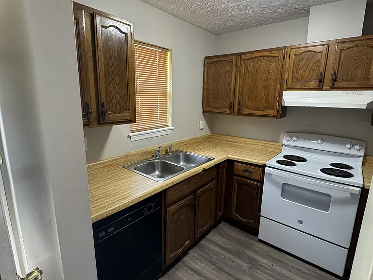1149 Old Denbigh Blvd — Photo 2