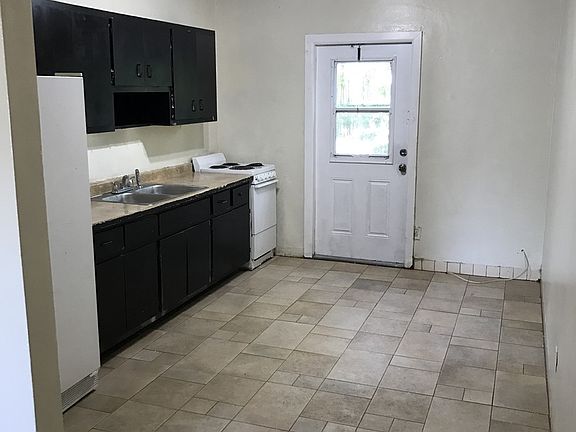 5th image of 700 NW 10th Ter Suite 9
