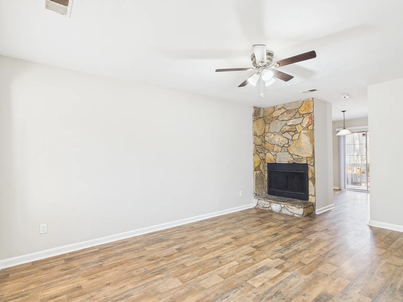 2 bed, 2.5 bath, 1008 sqft, $1,400 — Photo 2