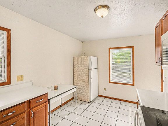 5th image of 1175 Cook Ave E