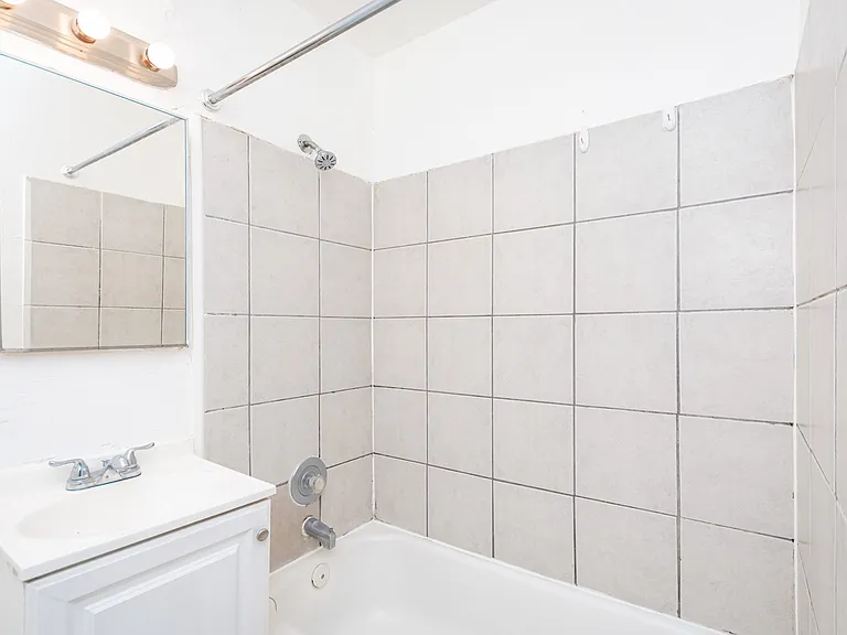 2562 Traction Ave #6 — Photo 8