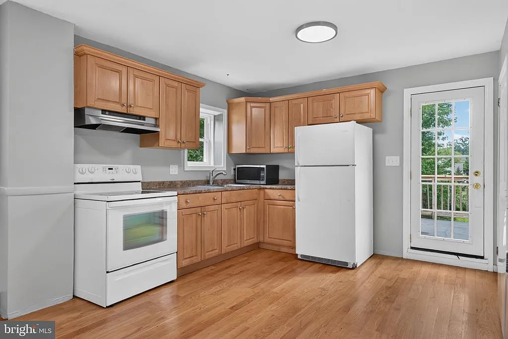 2 bed, 1.0 bath, 1100 sqft, $2,000 — Photo 2