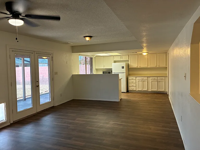 602 W Wickieup Ln — Photo 8