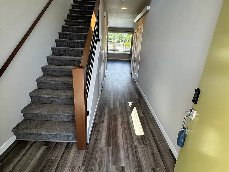983 Sunseeker Ln — Photo 2