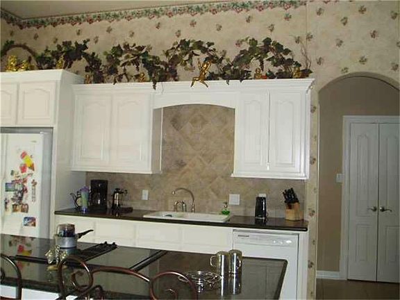 bright & cheerful kitchen
