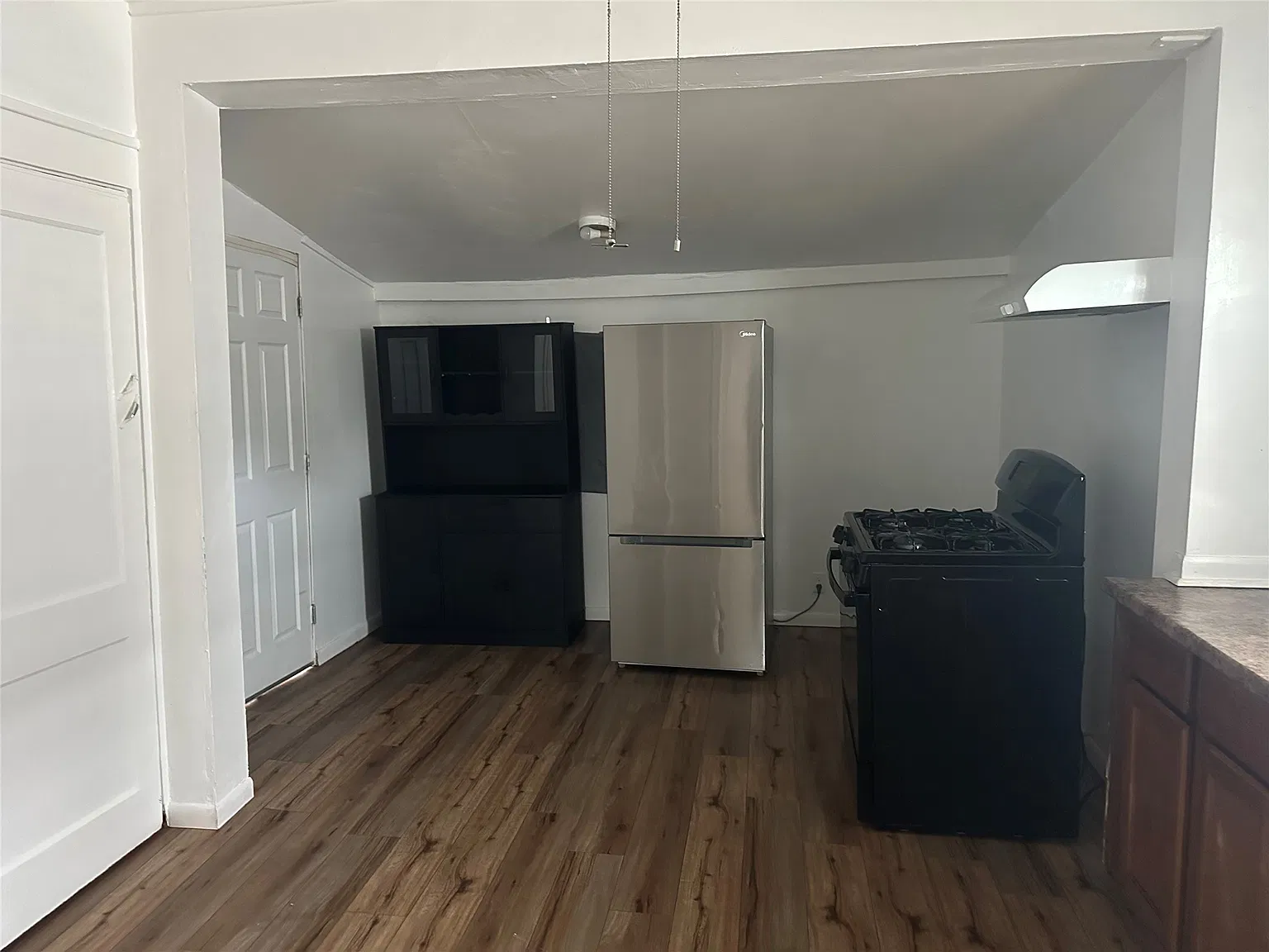 3 bed, 1.0 bath, 792 sqft, $925 — Photo 3