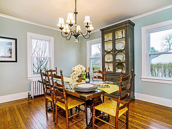 4th image of 46 Gedney Cir