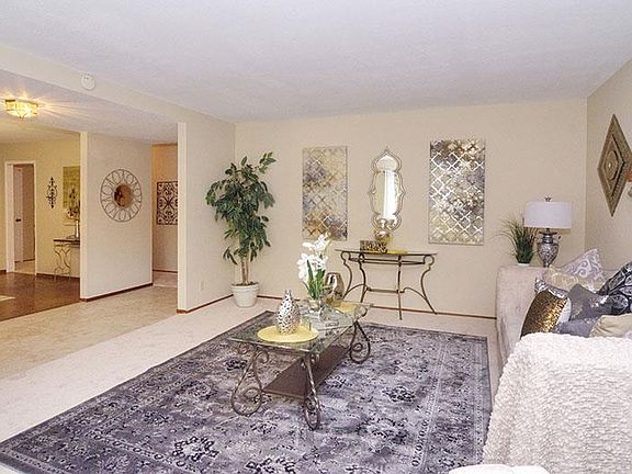 5th image of 676 Wessex Pl