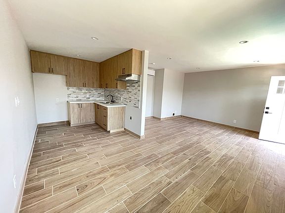 5th image of 20301 Cohasset St APT 14