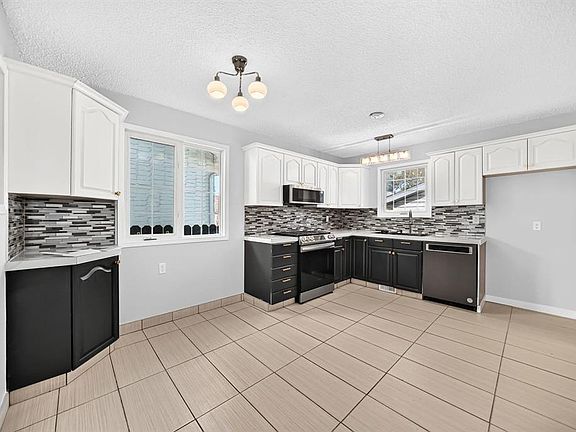 3rd image of 16 S Dovely Way SE