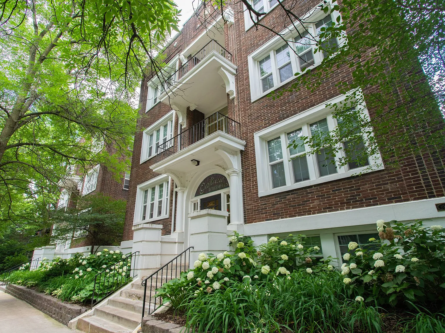 Oakview Apartments — Photo 1
