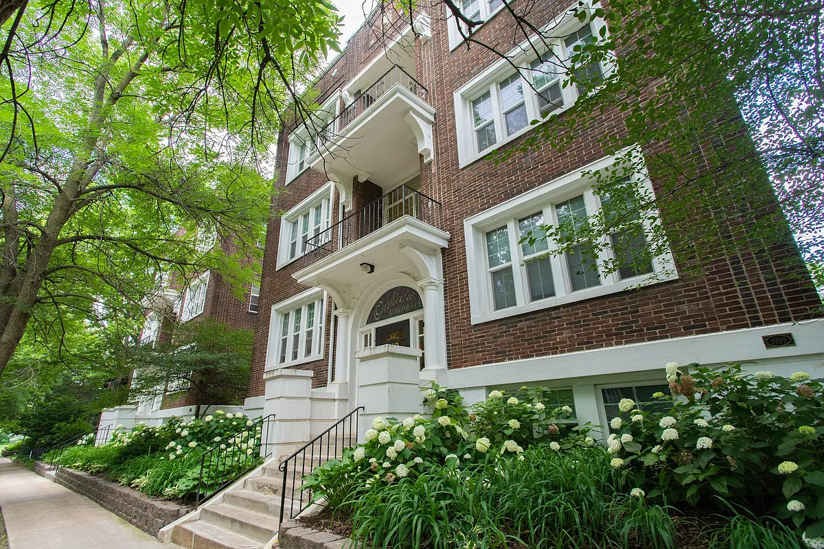 Photo 1 of 4 - Oakview Apartments - Saint Paul, MN Primary Photo - Oakview Apartments