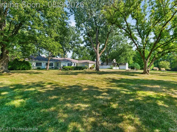3425 McClure Dr, Troy, MI 48084