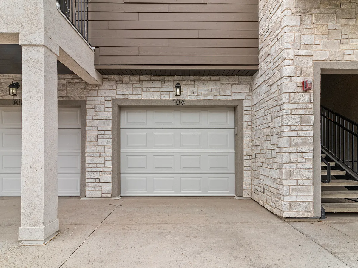 Building Photo - 13537 S Commodus Dr #304