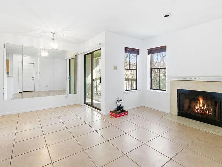 4500 E Oltorf St — Photo 3