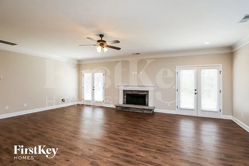 5 bed, 3.5 bath, 3044 sqft, $3,015 — Photo 2