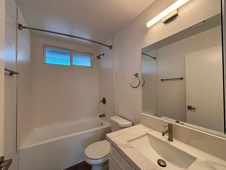 110 S Sweetzer Ave — Photo 58