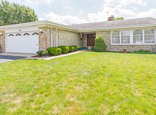2111 W Jody Ct, Mount Prospect, IL 60056